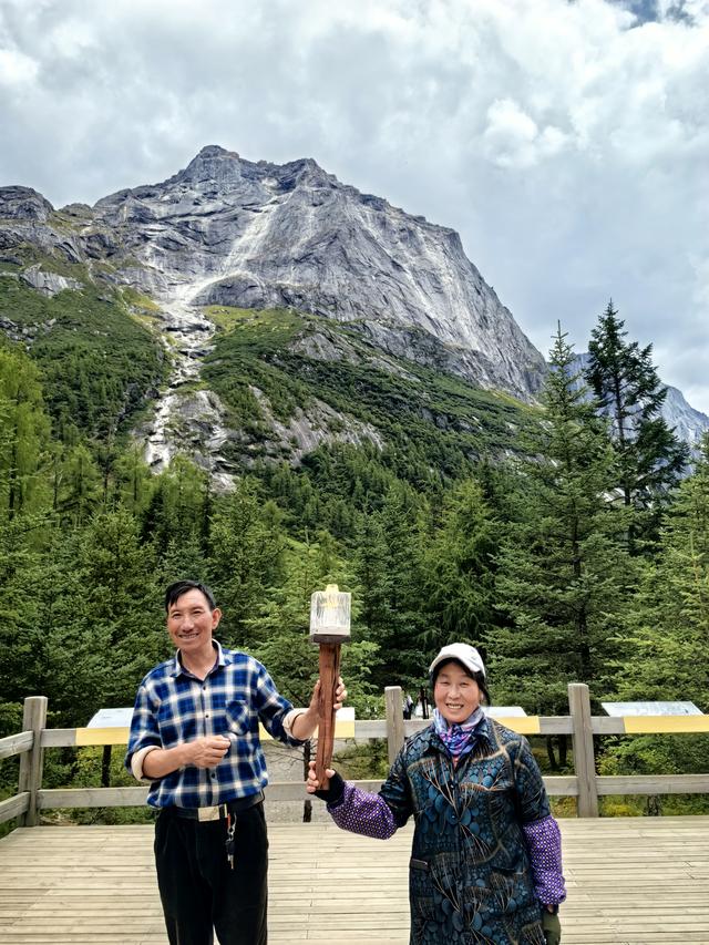 “气候会客厅”在四川四姑娘山举行，导演乔乔、李彦波谈冰川保护