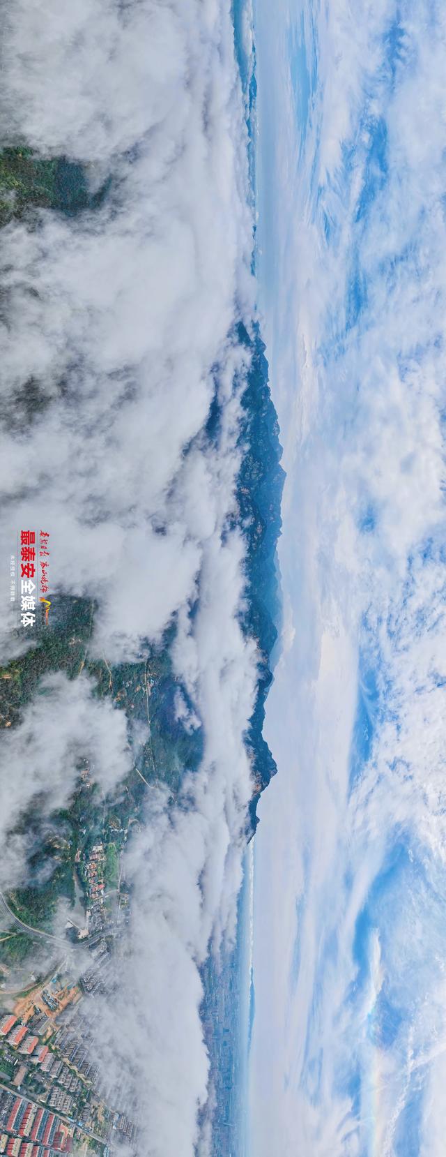 雨后云海漫城郭 半是仙境半是城