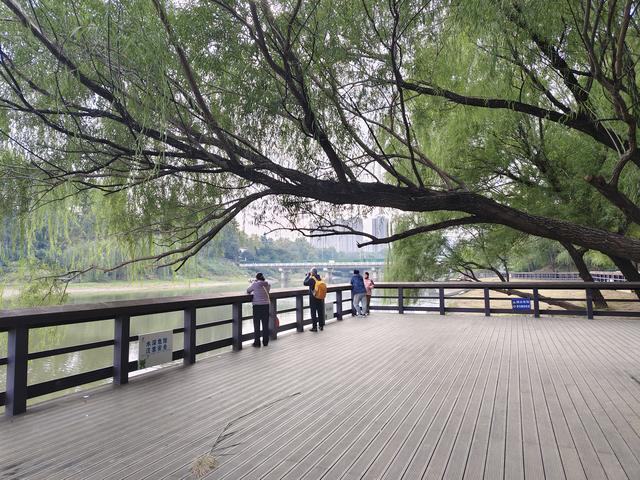 徒步穿越西流湖，赏秋正当时