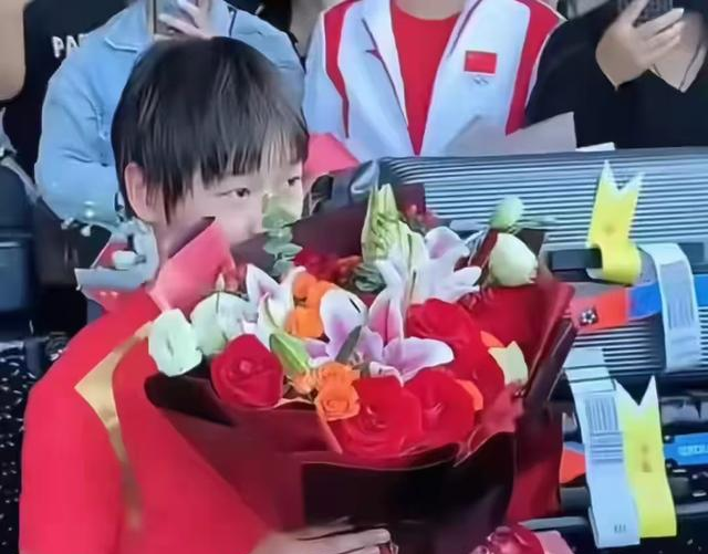 太搞笑！全红婵到京后，陈若琳肉眼可见的慌张，连连摆手拒绝礼物