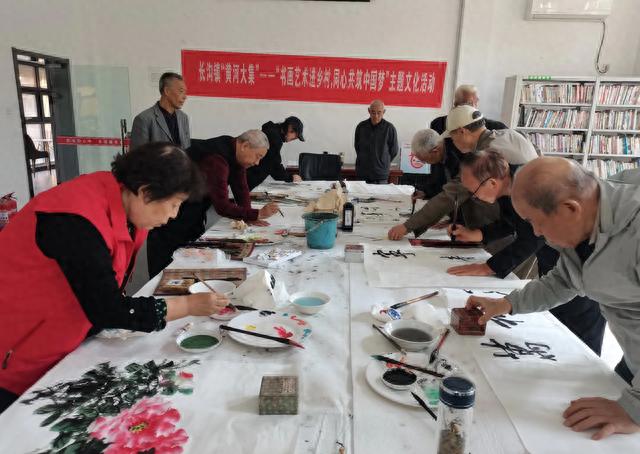 重阳佳节将来临 创作墨宝送老人