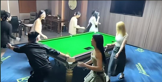 台球厅被曝“特殊服务”，包间暗藏玄机，美女陪练988包一杆进洞