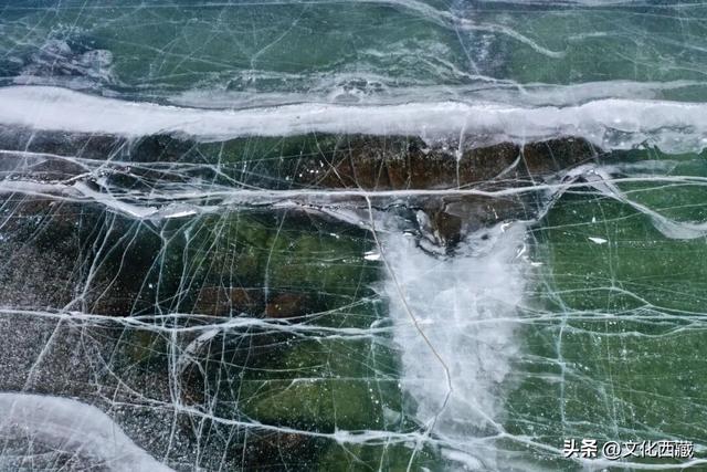 99%的人都错过的西藏最澄澈的湖泊！湖心冰裂瞬间太绝了！