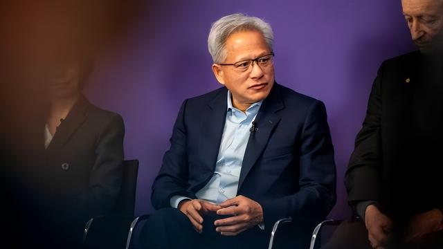 用国产替代国外芯片！黄仁勋高调“唱衰”美国AI，直言中国将赢！