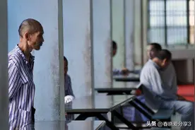 监狱里面晚上睡觉会关灯吗？那肯定是不会的，监狱里面没有晚上图片