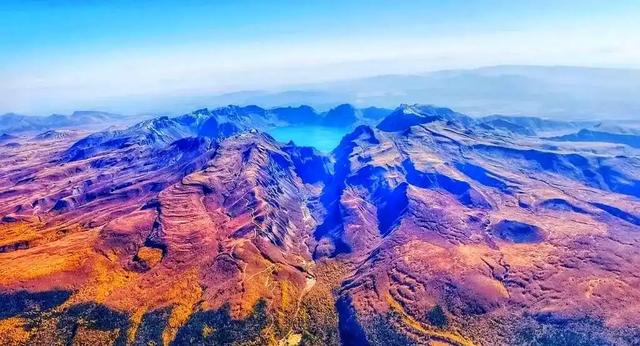 长白山 22 万人挤爆!央媒 200 篇 ,社媒 20 亿曝光!东北秋游火得非偶然