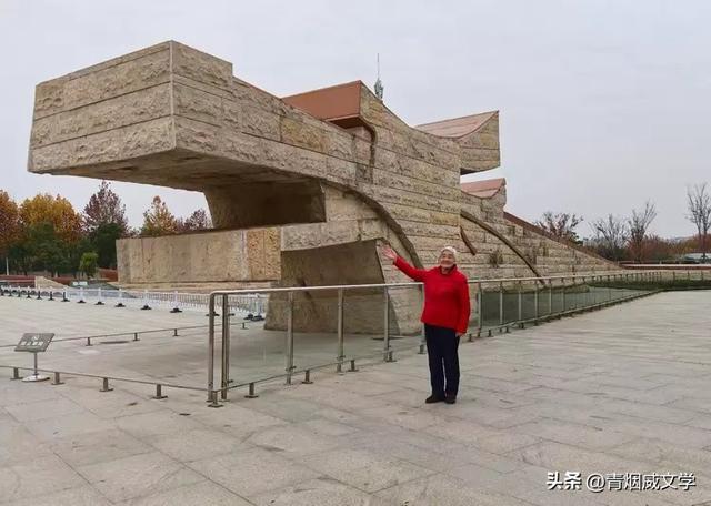 盘龙悠远银杏黄 水中学友情谊长