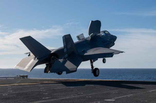 高市早苗拒不道歉，中日军方隔空对阵，自卫队抢先发射实弹挑衅