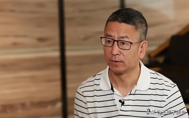 从"央视一哥"到跌落神坛	，57岁白岩松的评论，再遭官媒和网友批评