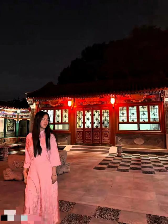 王诗龄夜探自家北京小院！一袭旗袍+静默神情 中式氛围感有点吓人