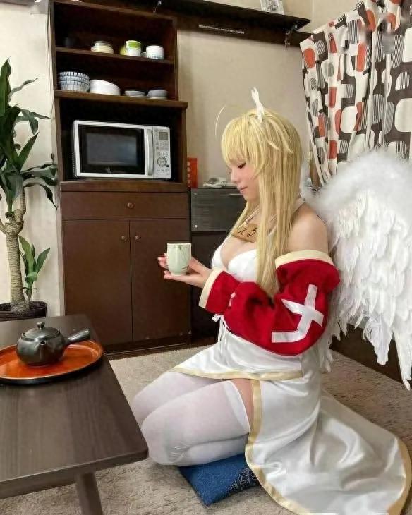 30岁写真模特童颜巨乳，被称“日系瑶瑶”的筱崎爱，成熟魅力依旧