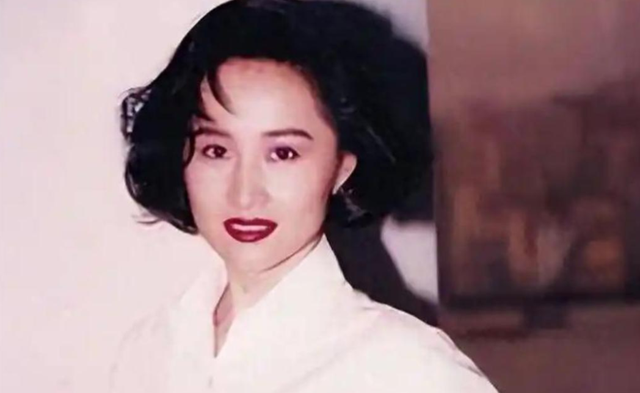 香港第一情妇：她曾是张艺谋白月光，被黑道打掉子言，现如何了？