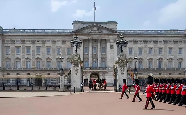 1982年英国女王在熟睡时，被失业醉汉潜入卧室，事后将其无罪释放