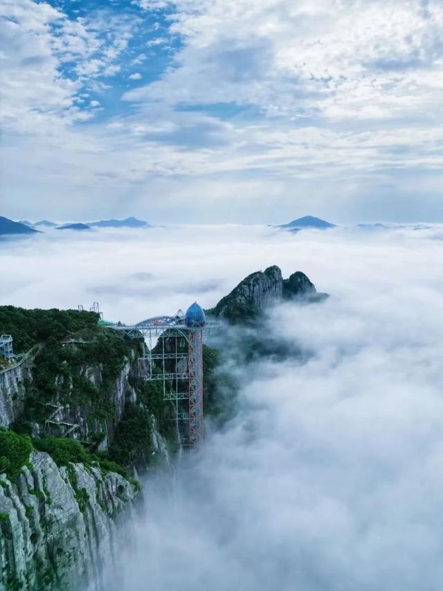 宁波灵岩山上，一座现实版“天空之城”