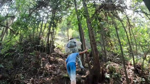 重庆大学城深山发现一排蛮子洞，内部有古人留下的文字和生活痕迹