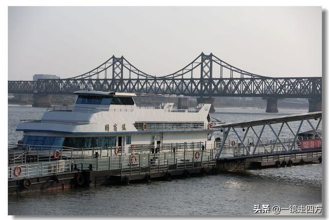 漫步丹东鸭绿江畔，可以隔江望见对岸的朝鲜