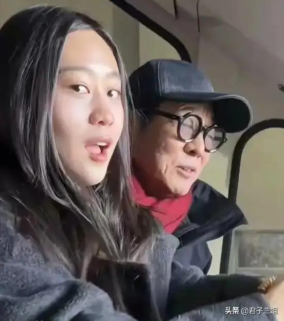 李连杰来安徽九华山！62 岁打扮朴素有点显老，22 岁女儿长相竟像妈