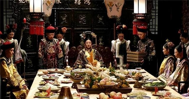 隆裕太后与袁世凯谈退位条件时，几乎全部答应，唯独此事宁死不从