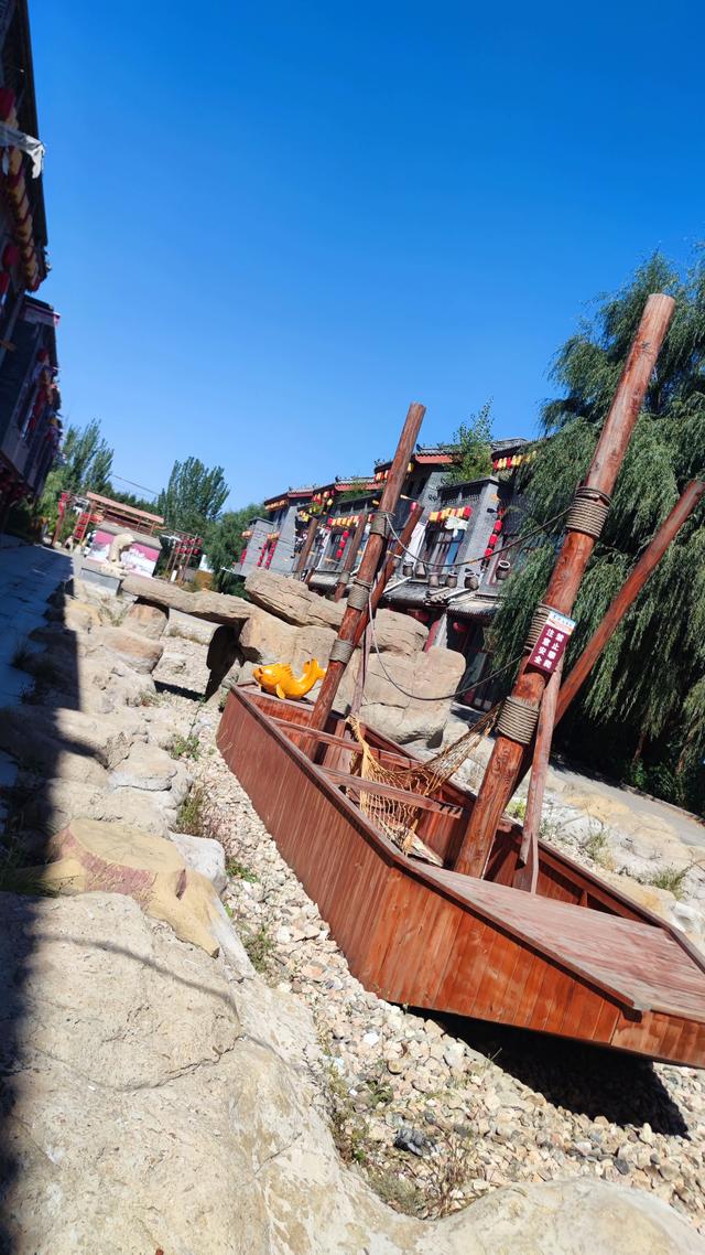 包头天下黄河第一村，靠着黄河边，风景还是不错的