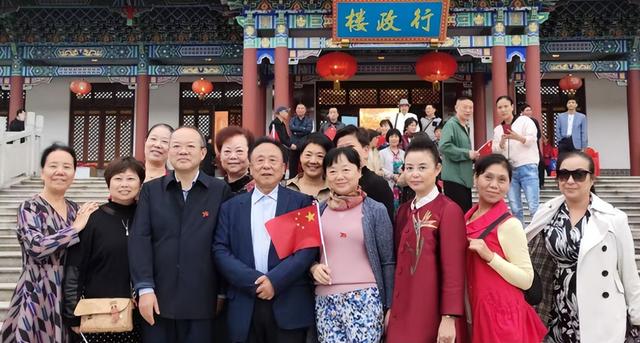 包养多名情妇，生下11个私生子，70多岁潜逃时仍要生娃！他是谁？