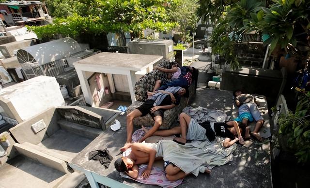 探秘菲律宾"活死人区"，棺材上睡觉做饭，小孩这里出生，白骨为伴