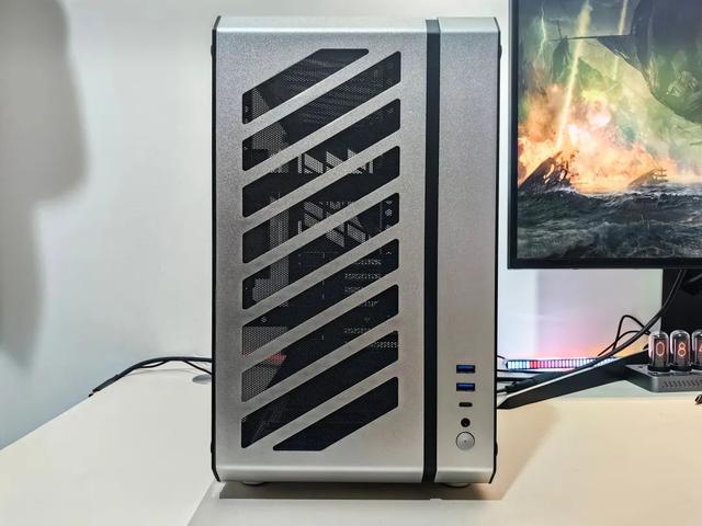 实用小机箱，便携还能装！机械大师C34Pro+Z890吹雪+9070XT装机