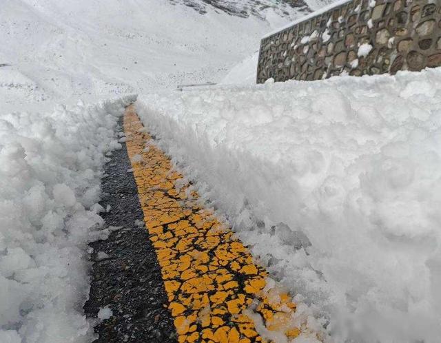 珠峰脚下千人被困，雪夜抢命无人预判，谁在等下一个奇迹？