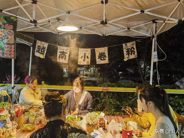 西双版纳的江边夜市