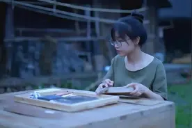 戴眼镜的李子柒，现身浙江图片