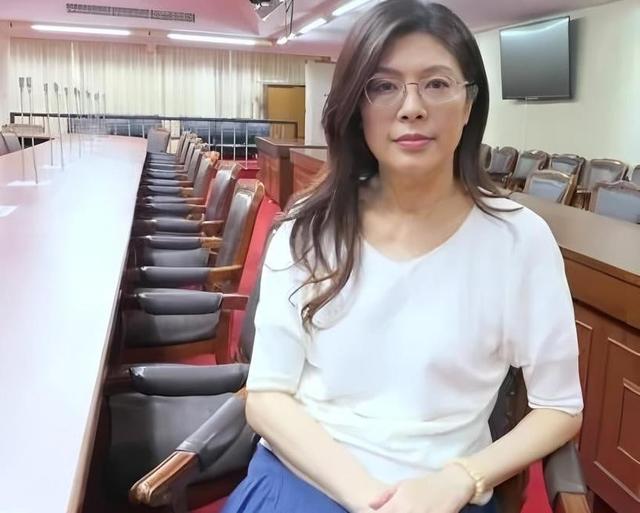 从今往后，郑丽文在国民党能横着走！党内谁还敢拦她的路？