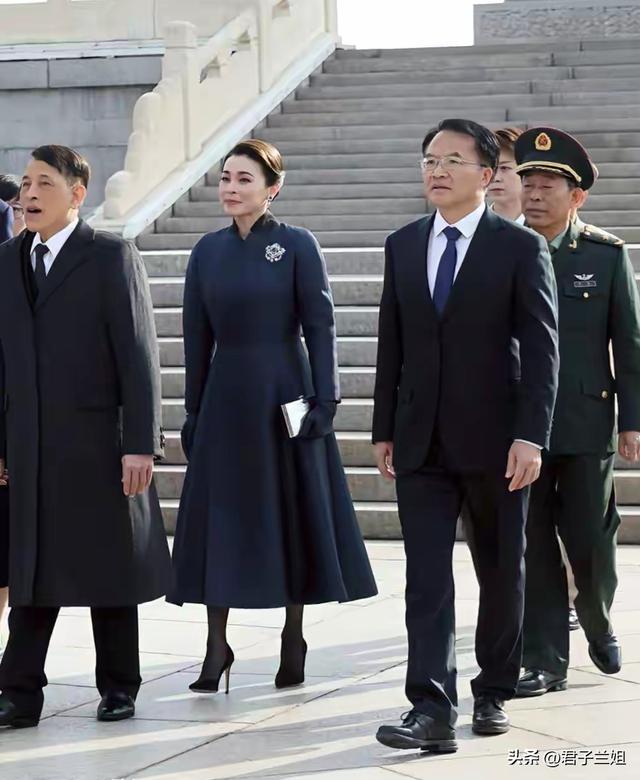 苏提达王后太稳了！脚踩10公分细高跟在北京献花，下梯步赛若平地