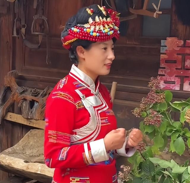 央视主持人张泽群:55岁才当父亲，妻子跑了儿子丢了	，今孤身一人