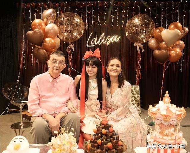 Lisa和继父亲密互动惹争议，二人合影没分寸，继父手搭女儿屁股上