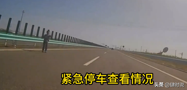 亲爹把儿子扔新疆国道上，妈妈烈日徒步1.5公里寻找，后续很寒心