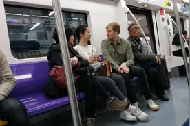老外评价各国地铁：印度干净，英国安静，中国呢？图片