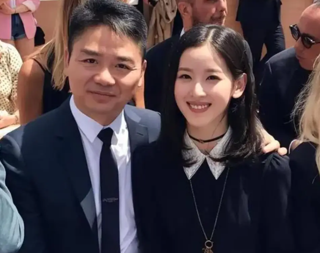 刘强东章泽天久违合体仅3天，令人恶心的一幕上演，杨颖也被牵连