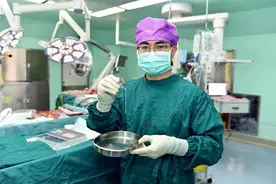 惊呆！医生从少女脑中揪出一条10余厘米活的裂头蚴，网友：再也不吃了图片