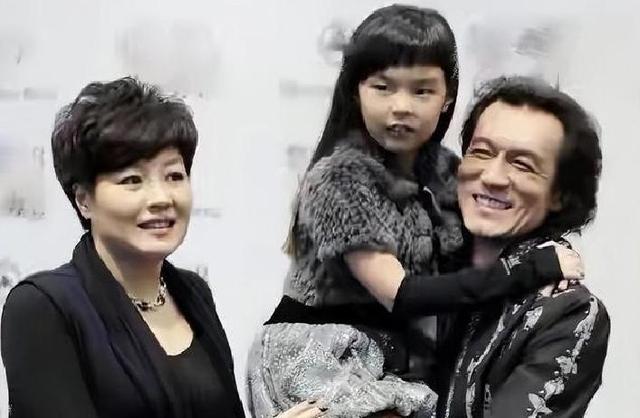 时隔多年李咏死因揭开，妻子哈文道破真相，怪不得选择葬身美国