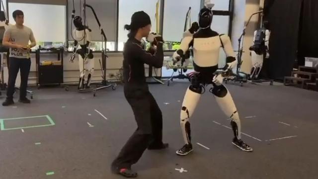特斯拉的擎天柱人形机器人表演功夫动作以展示速度、平衡