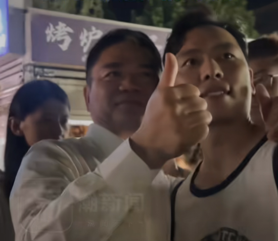 刘强东深夜吃大排档，用塑料大碗喝散装白酒，小摊当晚生意火爆