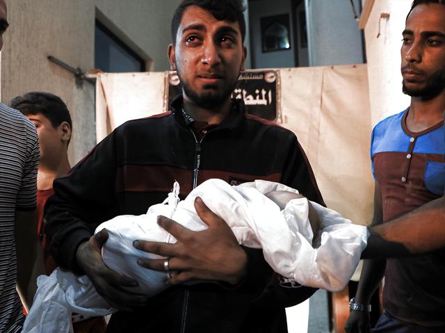 枪声里的日常：加沙家庭白天躲空袭抢粮，夜晚躲废墟帐篷忍饥寻水