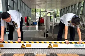 备战大雨，北京多趟火车停运，部分公交调整！地铁将发一次性雨衣图片