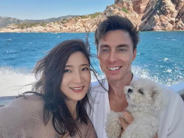 陈赫前妻不穿内衣大胆出镜，胸和肚子快一样平，那张脸倒是很美
