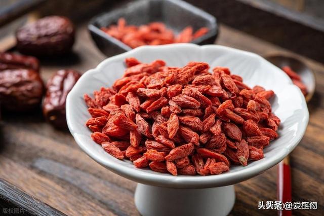 枸杞搭配生姜	，作用太厉害了，老公才吃3天直说好，赶快收藏