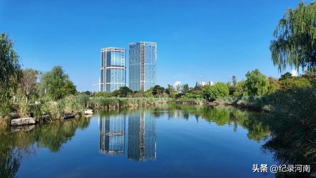 三线城市商丘市中心城区第一个人工湖日月湖堪比杭州西湖商丘分湖