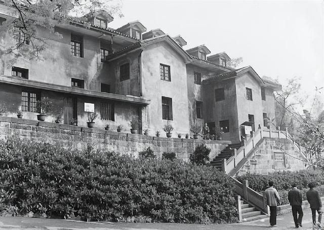 李鹏总理年轻时有多帅？1959年在吉林留影，31岁玉树临风气质不凡