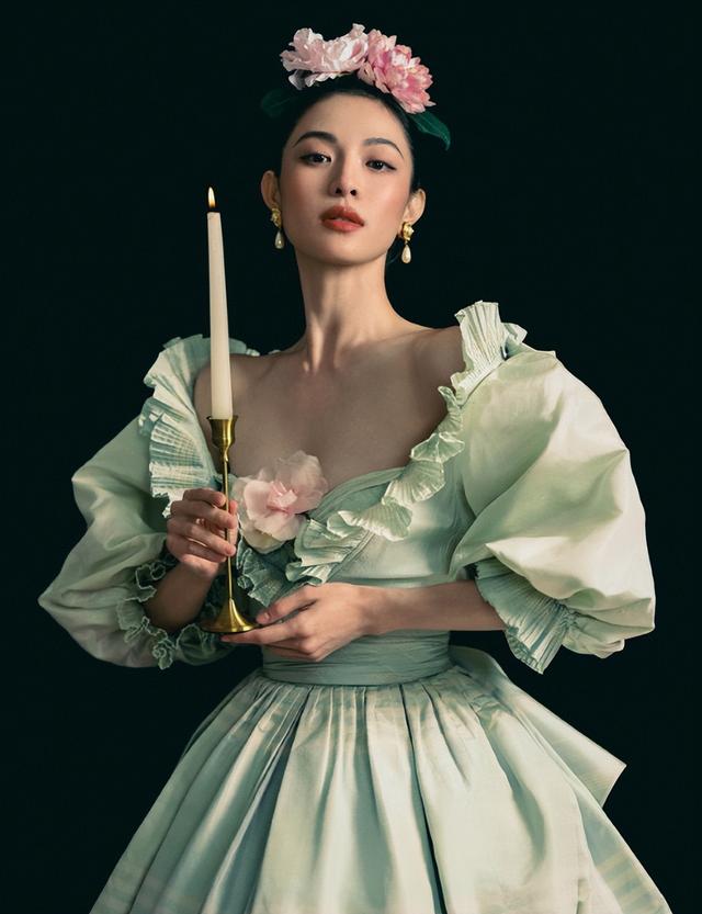 活动现场堪称混乱，杨幂刘亦菲表现截然不同，一人抢C位受到反噬