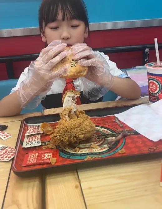 有预感？8岁女孩被撞身亡，前一日妈妈连发七个作品，很爱很爱她