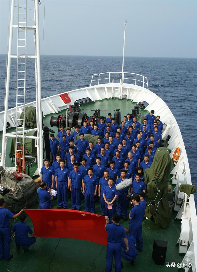 美国战机引起热议！航母暴露致命短板，中国总结经验转化成果