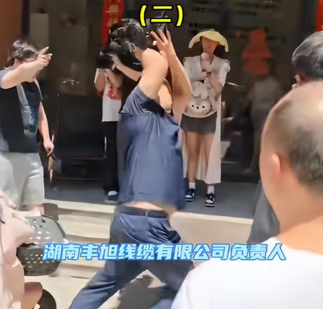 太猖狂！记者被打后续：警方介入，厂家底裤被扒光，这下摊上事了